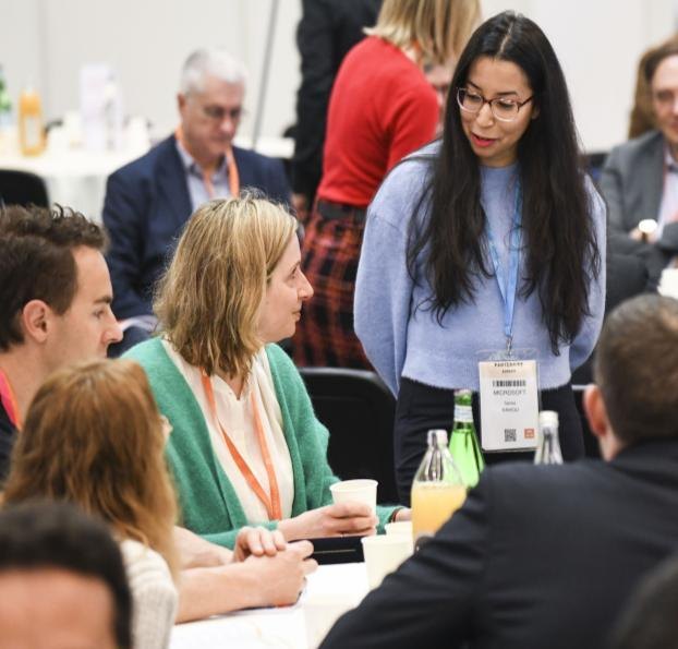 Des participants échangent autour d’une table