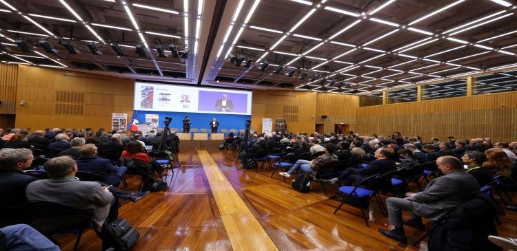 Une conférence d’une édition précédente du Sommet Souveraineté, devant une salle de décideurs